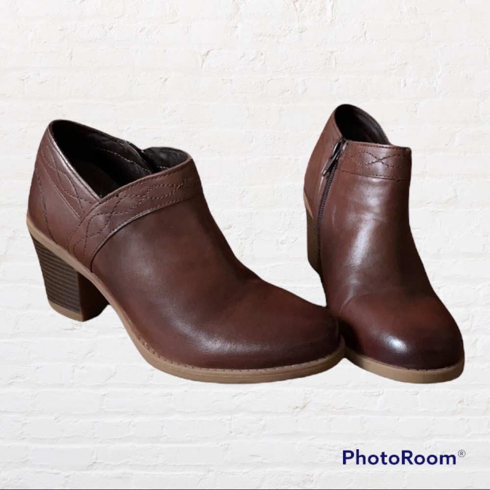 Earth brown leather booties size 8